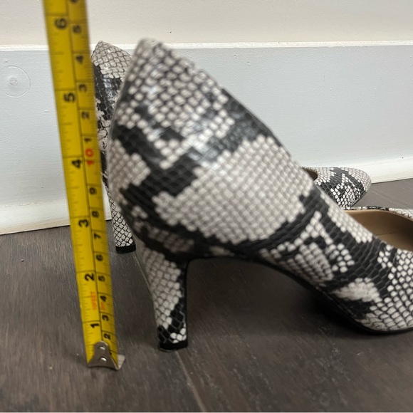 NWOT Naturalizer Snakeskin Women’s Heels - Picture 6 of 11